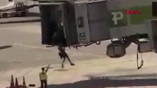 תיעוד: אב ובן ישראלים פורצים את שרוול המטוס וקופצים מגובה 3 מטרים כדי לעצור את הטיסה שפספסו בשדה התעופה באיסטנבול, טורקיה
