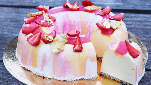 עוגת גלידת מנגו ואננס בציפוי שוקולד לבן