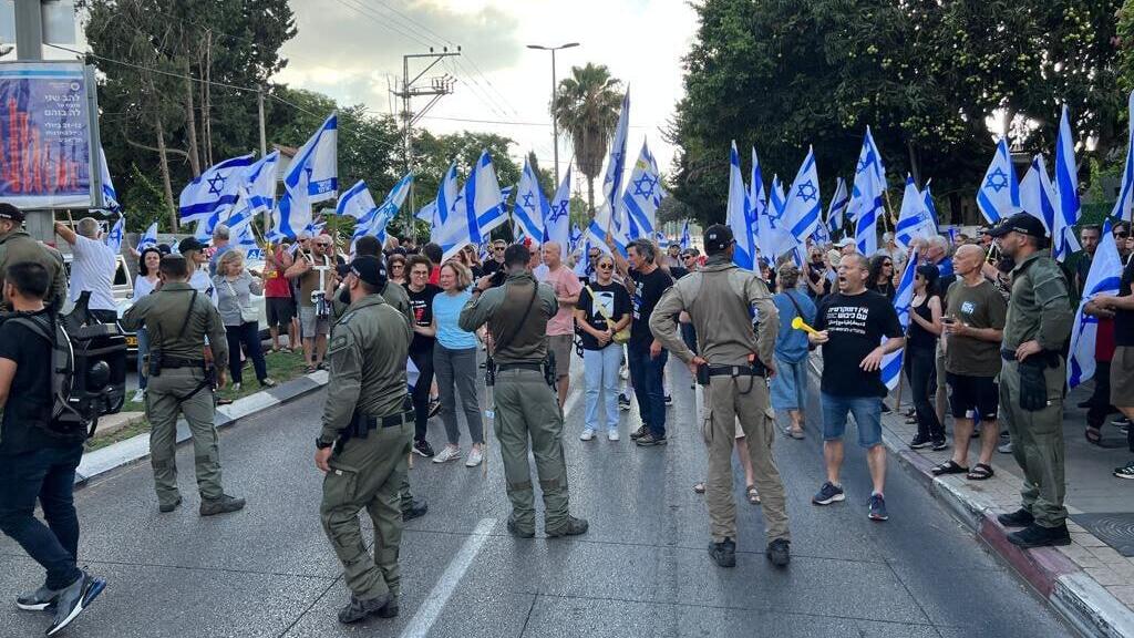 כוחות משטרה בהפגנה מול ביתה של גילה גמליאל בתל אביב