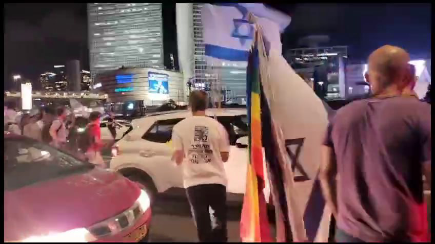 מפגינים חוסמים את איילון 