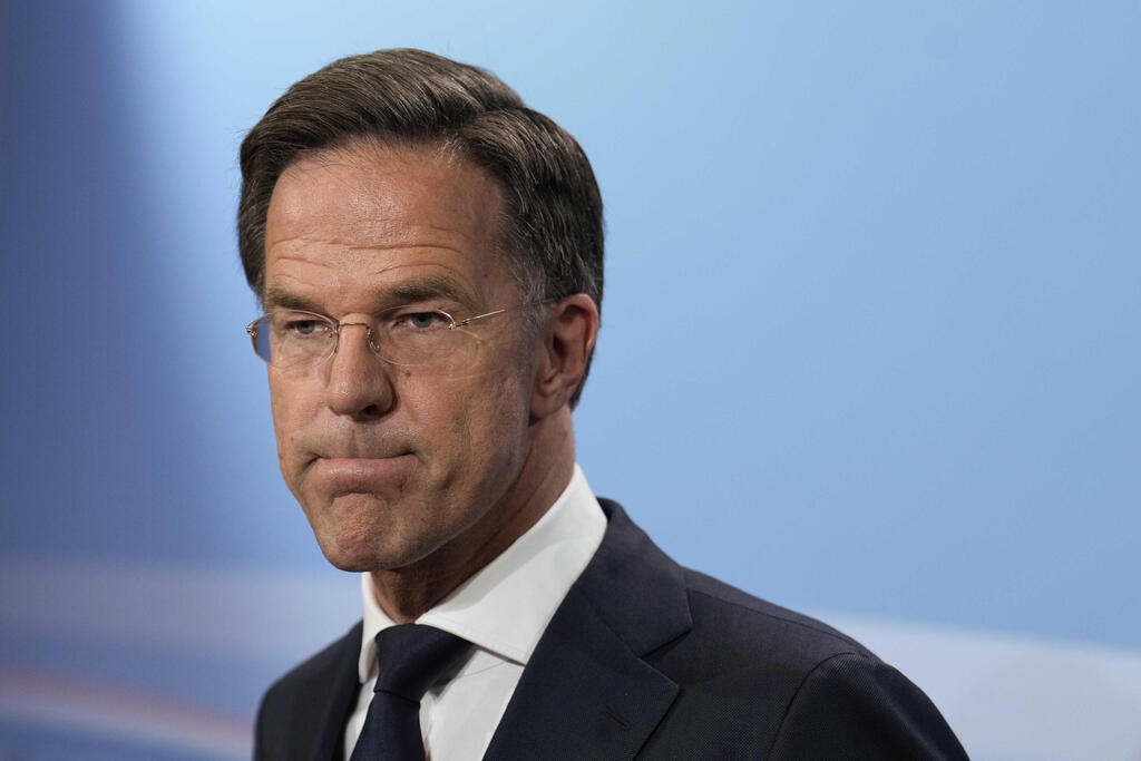 מרק רוטה ראש ממשלת הולנד מודיעה על התפרקות הקואליציה