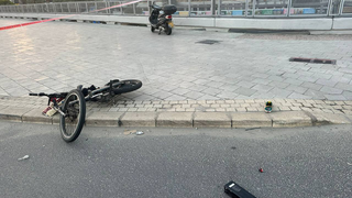 זירת תאונת הדרכים בין אופניים חשמליים לרכב בדרל מנחם בגין בתל אביב