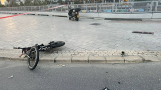 זירת תאונת הדרכים בין אופניים חשמליים לרכב בדרל מנחם בגין בתל אביב