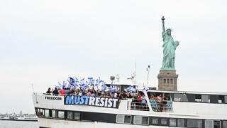 שיט מחאה נגד המהפכה המשפטית בניו יורק