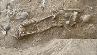 אחד השלדים שאותרו בחפירות שבוצעו בעיר האלה סולטן טקה שבקפריסין, כשמספר חפצי קבורה פוזרו בסמוך לשלד