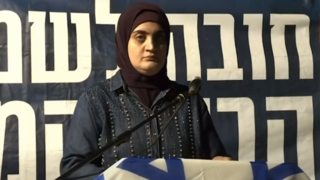 ג'ומאנה אחות של איאד אל-חאלד בהפגנה נגד המהפכה המשפטית מול בית הנשיא בירושלים