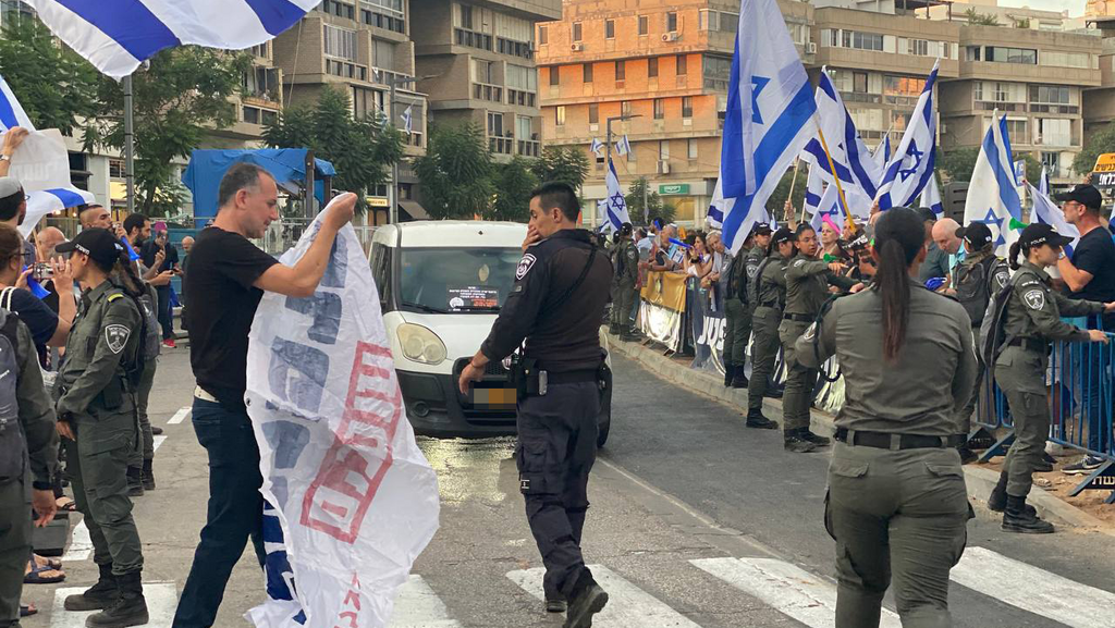 תיעוד מההפגנות ליד בית היועמ"שית גלי בהרב מיארה - מפגין בעד המהפכה המשפטית ניסה לחסום את הכביש ועוכב ע''י המשטרה