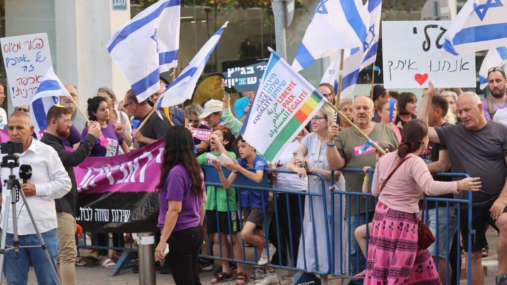 הפגנה נגד היועמ''שית, גלי בהרב מיארה, מול ביתה בתל אביב