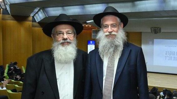 הרב דוד נחשון - יו"ר המוסדות המרכזיים של חב"ד בישראל, והרב מנדי בליניצקי - מנהל הפרוייקטים של אגודת חסידי חב"ד ומנכ"ל "יד לילד המיוחד", ברקע כנס חב"ד בכנסת.