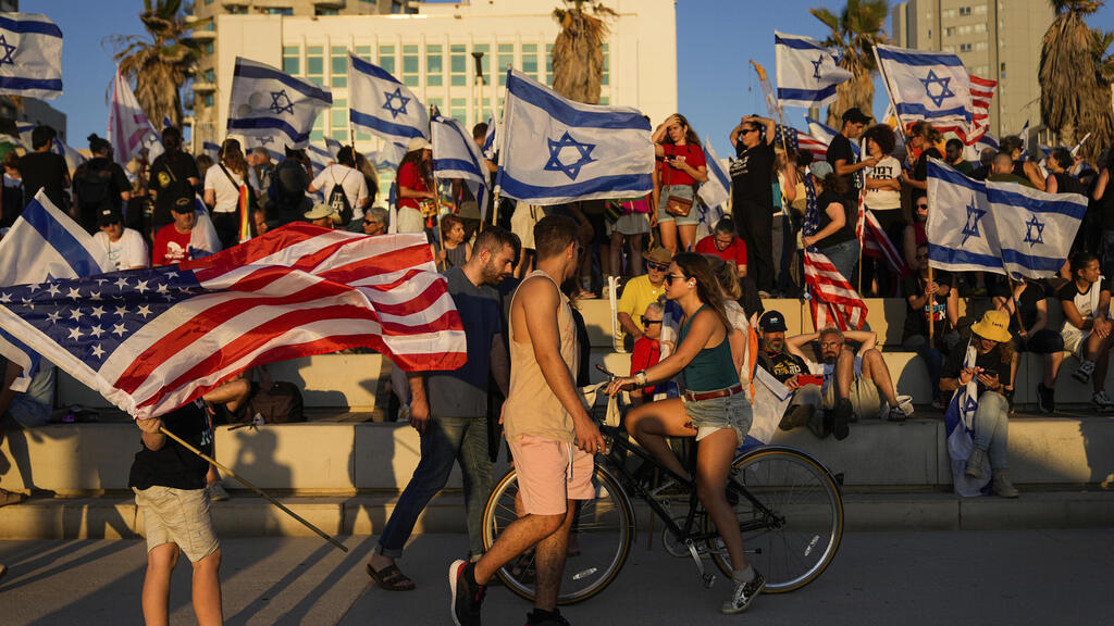 מפגינים ומפגינות מול שגרירות ארצות הברית בתל אביב