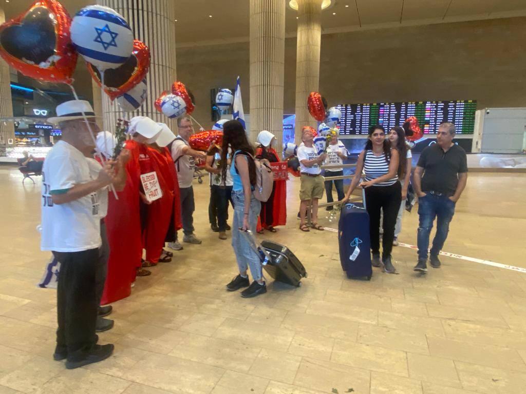 Protesters greet arrivals at Ben Gurion airport 