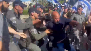 תיעוד מתקיפת צלם הארץ במהלך הפגנות יום ההתנגדות