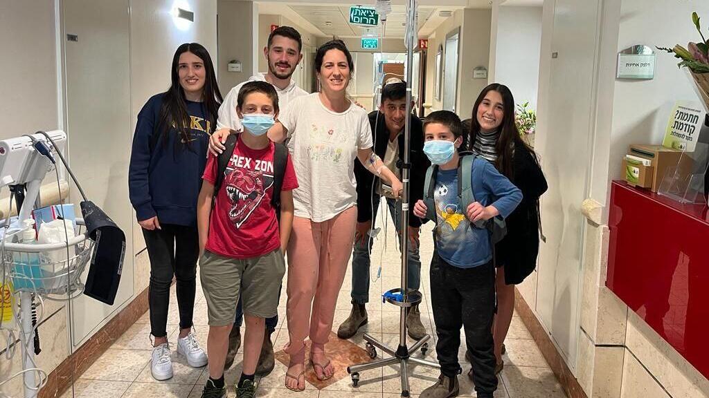 Орит Ной с семьей в больнице (Фото: семейный альбом) אורית נוי
