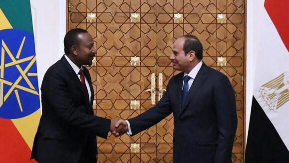 נשיא מצרים א-סיסי נפגש עם ראש ממשלת אתיופיה אביי אחמד לדיון בנוגע למצב ב סודן בקהיר