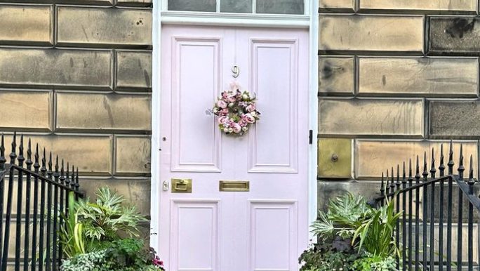 Розовая дверь Миранды Диксон