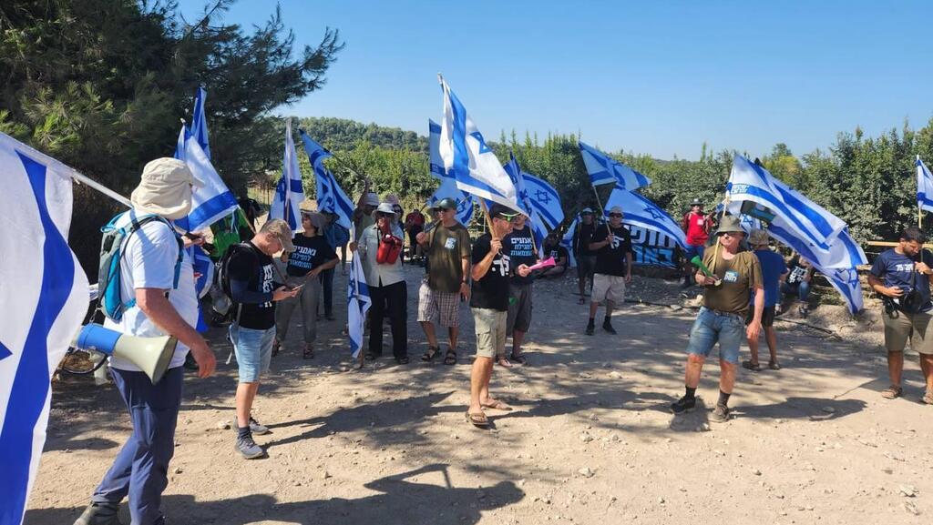 הפגנה מול ביתו של יואב גלנט בעמיקם