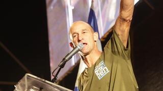 סא"ל במילואים רון שרף בהפגנה נגד המהפכה המשפטית בתל אביב