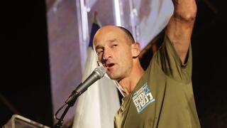 סא"ל במילואים רון שרף בהפגנה נגד המהפכה המשפטית בתל אביב