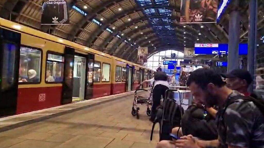 הסרטון שצילם אסף בתחנת הרכבת באלכסנרפלאץ בברלין, גרמניה, רגע לפני שהתנפלו עליו 2 התוקפים הערבים