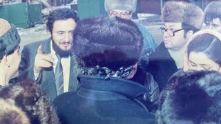 Роберт Зингер в 1990 году с потенциальными репатриантами 
