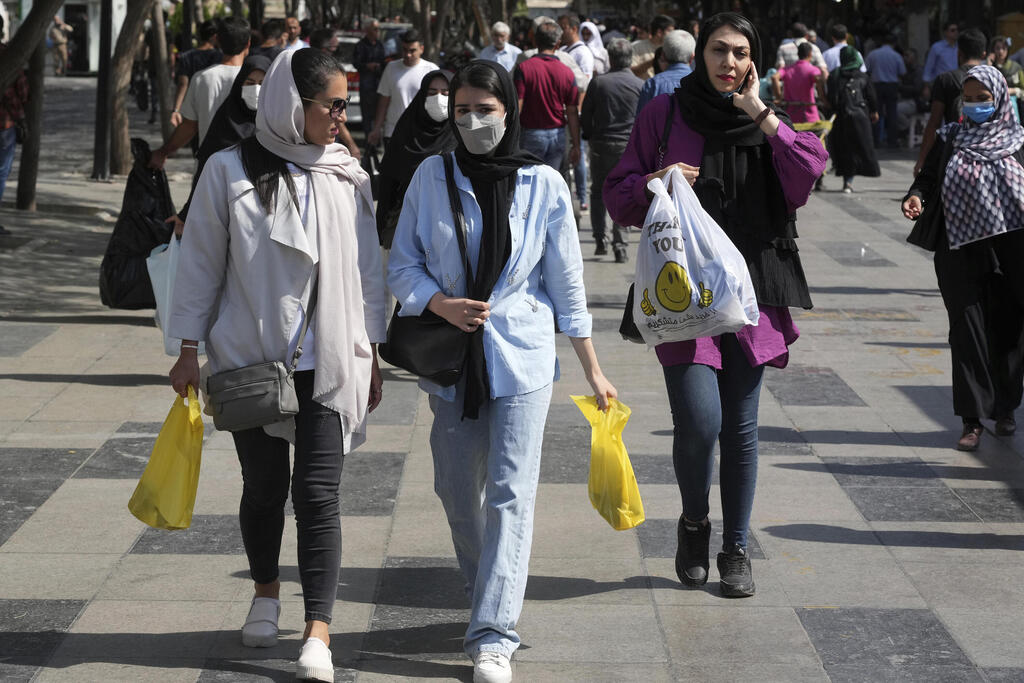 חיג'אב איראן נשים עם כיסוי ראש ב טהרן ארכיון