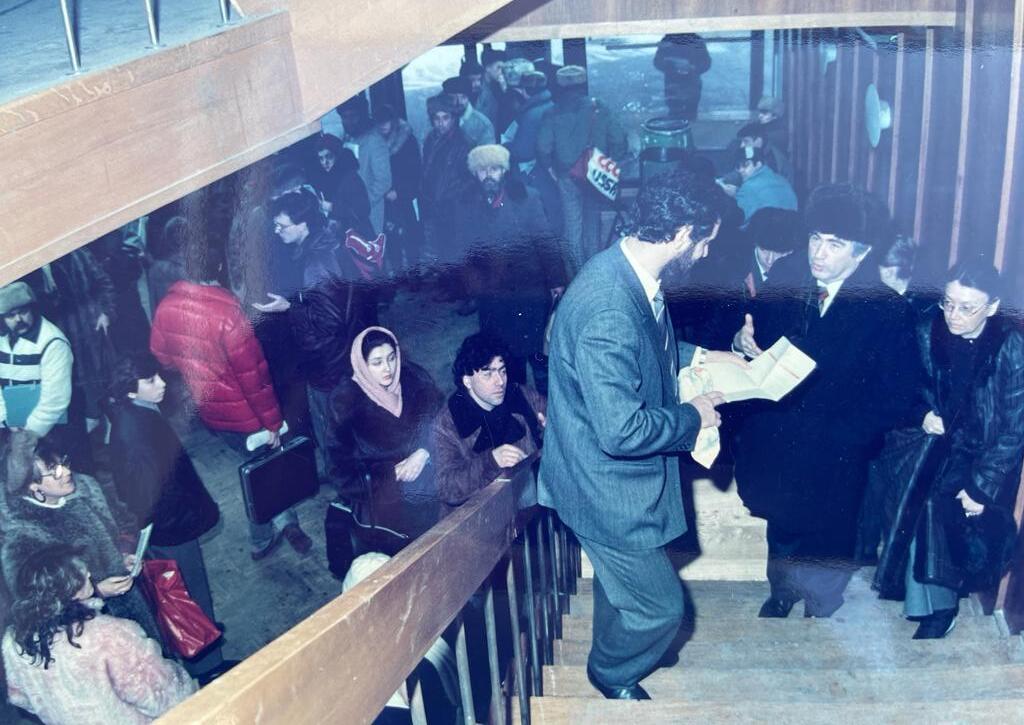 Роберт Зингер в 1990 году с потенциальными репатриантами 