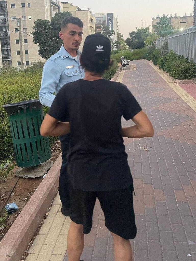 Полицейский и подозреваемая