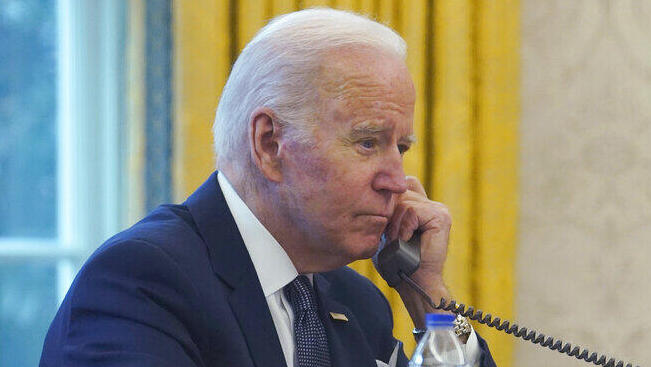    ארכיון 2001 נשיא ארה"ב ג'ו ביידן מדבר בטלפון עם נשיא אוקראינה וולודימיר זלנסקי
