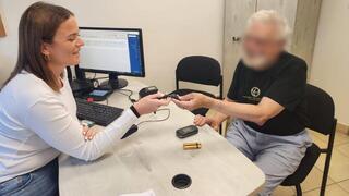 Следователь полиции Даниэла Зингерман возвращает пострадавшему его вещи