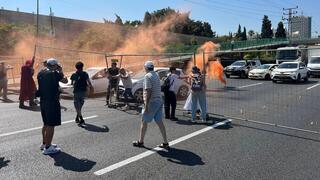 נהגים רבים עם מפגינים שחסמו את כביש 4 ליד גבעת שמואל