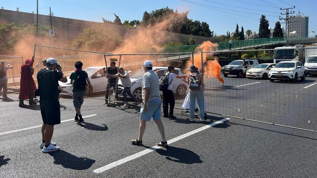 נהגים רבים עם מפגינים שחסמו את כביש 4 ליד גבעת שמואל
