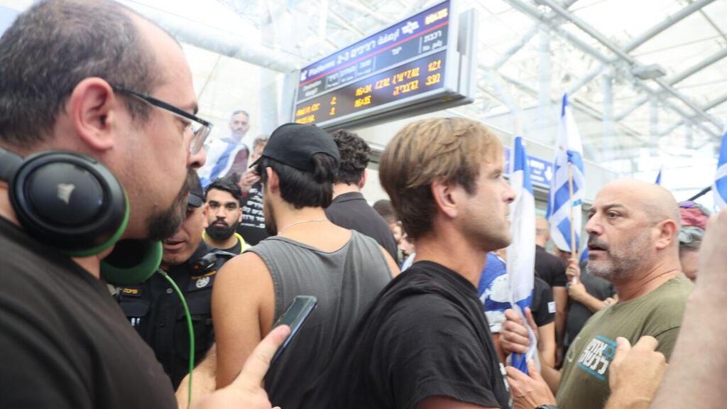 הפגנה נגד ההמהפכה המשפטית בתחנת הרכבת השלום בתל אביב