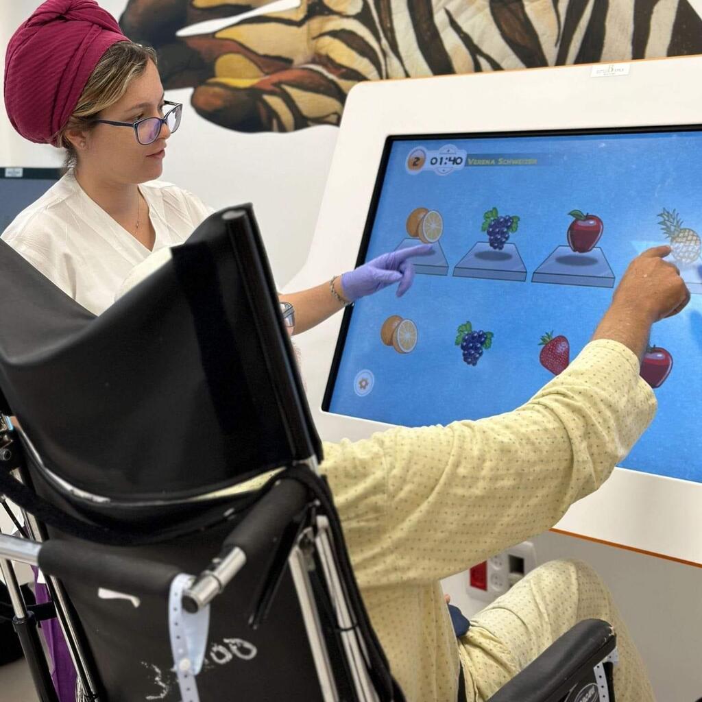 Working with a geriatric patient at Shmuel Harofe Geriatric Medical Center (Photo: Shmuel Harofe Geriatric Medical Center) שמואל הרופא קשישים גריאטריה