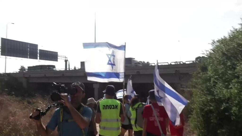 הצועדים והצועדות מתל אביב לירושלים עצרה בפארק אריאל שרון