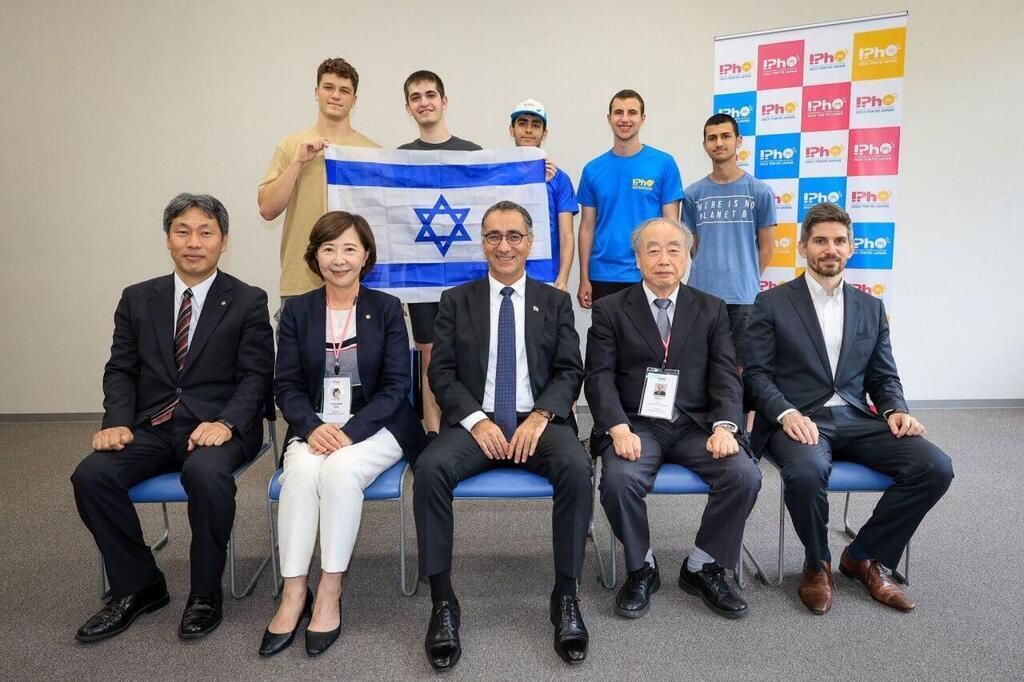 Israeli ambassador Gilad Cohen with the Israeli youth team to the Physics Olympiad 