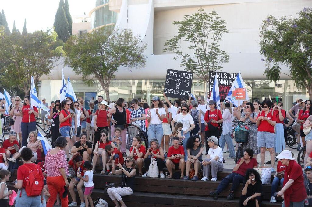 הפגנת חירום על פגיעה בזכויות נשים בכיכר הבימה, תל אביב