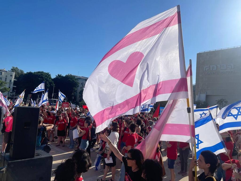 הפגנת חירום על פגיעה בזכויות נשים בכיכר הבימה, תל אביב