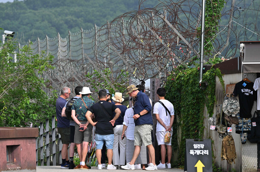 דרום קוריאה תיירים מבקרים בגבול עם צפון קוריאה