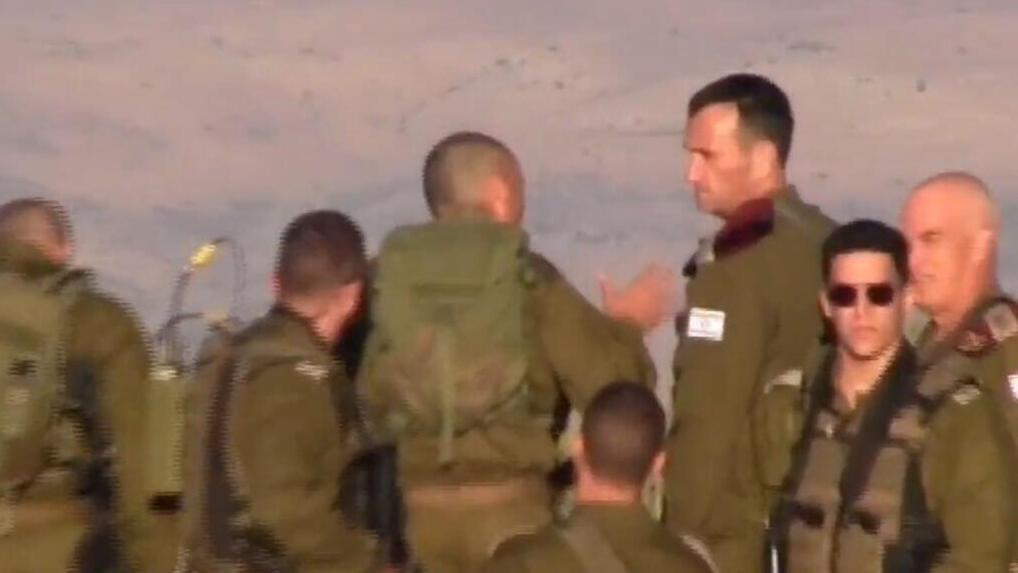 תיעוד של הרמטכ"ל הרצי הלוי, מהצד הלבנוני, במהלך סיור בגבול