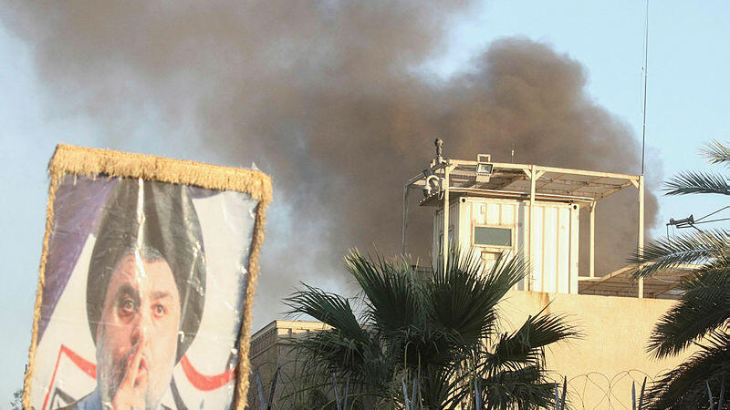 מפגינים הציתו את שגרירות שבדיה בבגדד