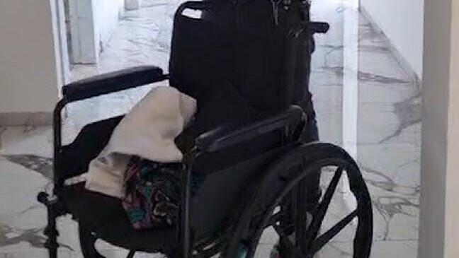 עבריין קטוע רגל הסתיר קוקאין בתוך התותבת שלו ובכסא הגלגלים שאיתו מתנייד, החביא אקדח מסוג גלוק