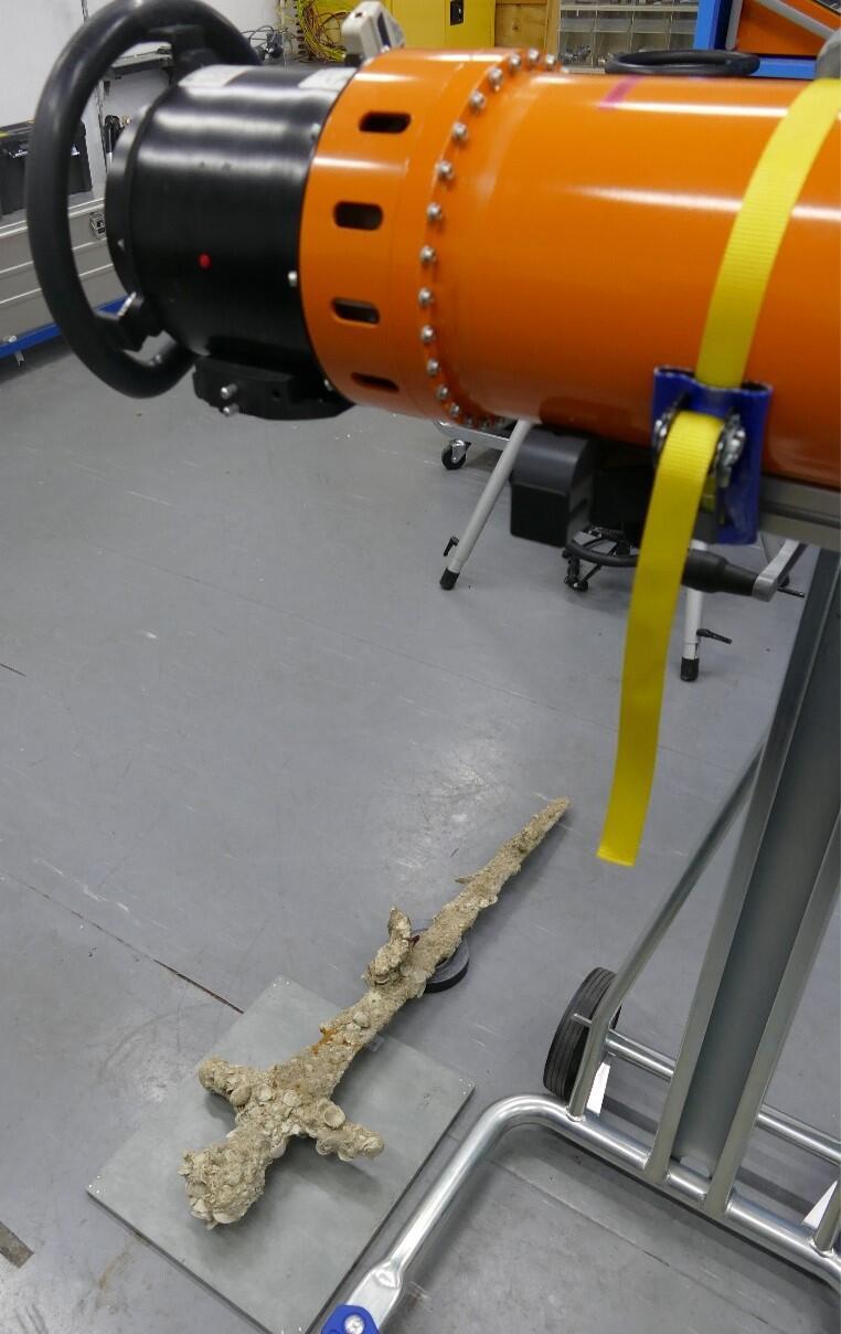 החרב מצולמת תחת מכשיר הרנטגן המתקדם במרכז למחקר גרעיני שורק