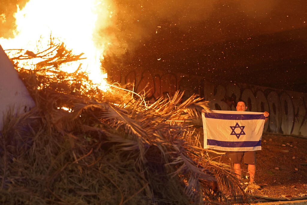 מפגינים ומפגינות הדליקו מדורה בנתיבי איילון