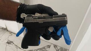 עבריין קטוע רגל הסתיר קוקאין בתוך התותבת שלו ובכסא הגלגלים שאיתו מתנייד, החביא אקדח מסוג גלוק