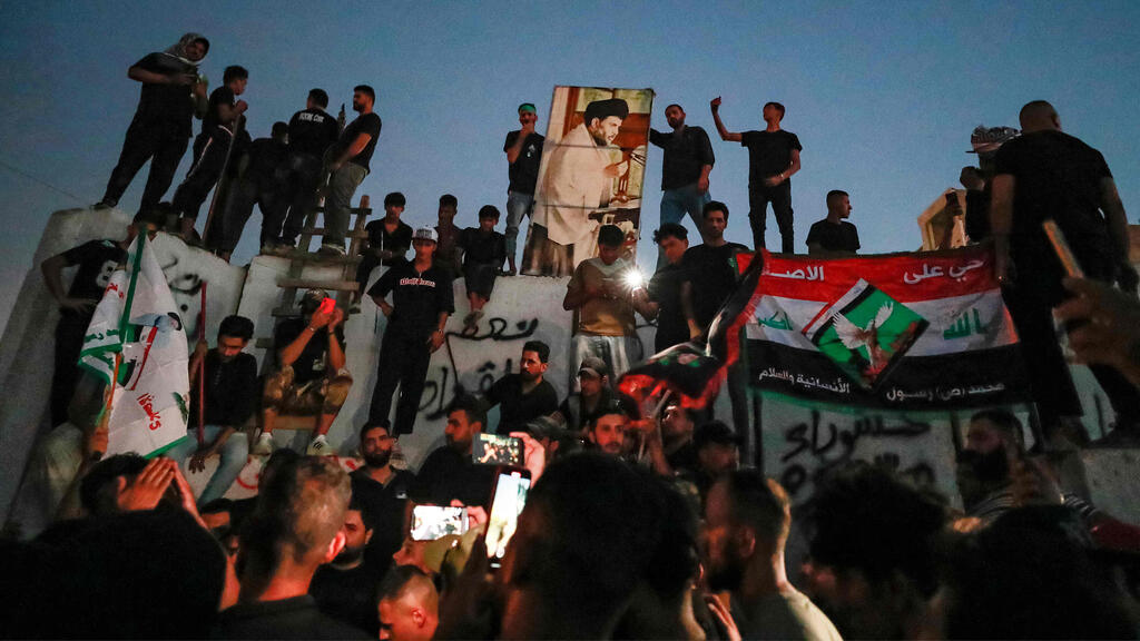 עיראק מפגינים ליד שגרירות שבדיה לפני ה פריצה מחאה על שריפת קוראן