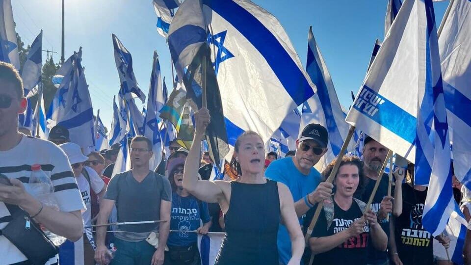 מרב מיכאלי בצעדת המחאה נגד המהפכה המשפטית - עולים ברגל לירושלים