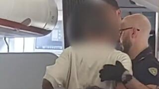 שוטרים מורידים מהמטוס נוסע שמתפרע על טיסה מישראל לאמסטרדם