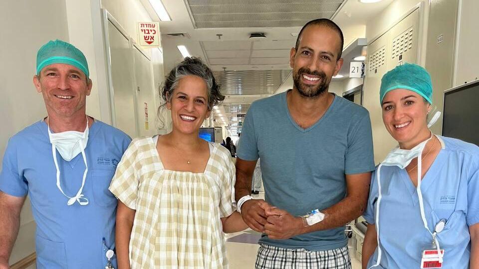 Тамар и Эльрои Капах (Фото: больница "Шаарей-Цедек") אלרעי קאפח, פצוע הירי מהפיגוע בצומת תקוע, שוחרר מהמרכז הרפואי שערי צדק