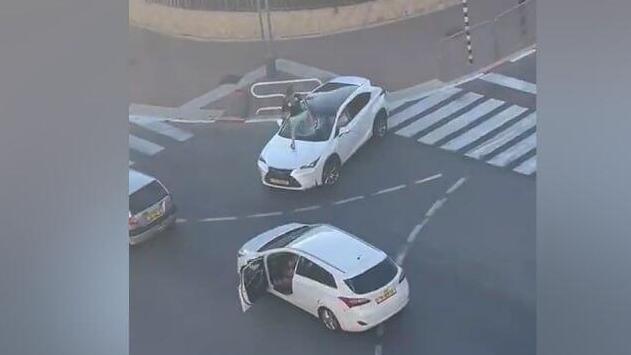 תיעוד: נהג תוקף נהג אחר בעקבות ויכוח בכביש בראשון לציון