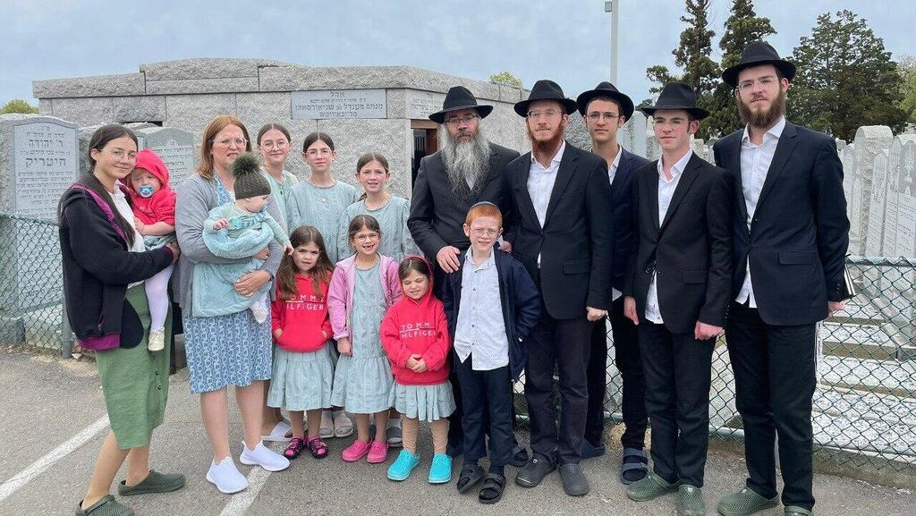 הרב יוסי והרבנית חני פרידמן עם ילדיהם